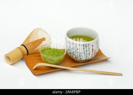 Tè Matcha giapponese, scopa di bambù "Chasen", ciotola con polvere di tè verde, tè verde, cucchiaio di bambù, tè verde Foto Stock
