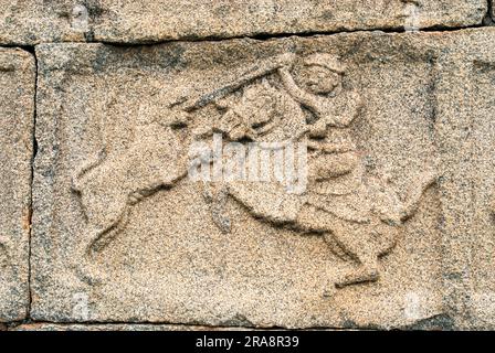 Un cavaliere che caccia bassorilievo sul muro di Mahanavami Dibba nel Royal Enclosure di Hampi, Karnataka, India meridionale, India, Asia. Patrimonio dell'umanità dell'UNESCO Foto Stock