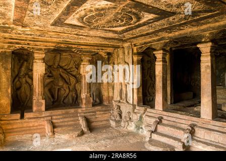 Interno del vi secolo nel tempio scavato nella roccia della grotta di Ravanaphadi, Aihole, Karnataka, India meridionale, Asia Foto Stock