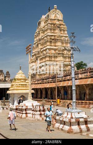 Il tempio Virupaksha di Hampi, Karnataka, India meridionale, India, Asia. Patrimonio dell'umanità dell'UNESCO Foto Stock