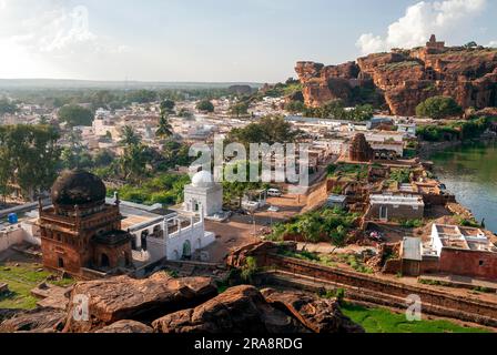 Veduta aerea di Badami dal forte sud, Karnataka, India meridionale, India, Asia Foto Stock