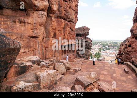 Turisti a Badami, Karnataka, India meridionale, India, Asia Foto Stock