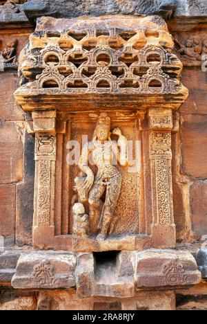 Ardhanarishvara dell'VIII secolo ha lasciato metà Shiva, metà destra scultura Parvati tempio Kadasiddheswara a Pattadakal, Karnataka, India meridionale, Asia Foto Stock