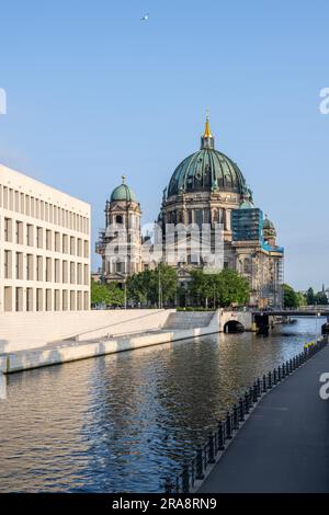 Il retro del Palazzo cittadino ricostruito con il Duomo di Berlino e il fiume Sprea in una giornata di sole Foto Stock