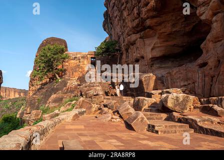 Turisti a Badami, Karnataka, India meridionale, India, Asia Foto Stock