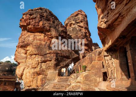 Turisti a Badami, Karnataka, India meridionale, India, Asia Foto Stock