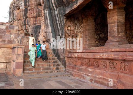 Turisti a Badami, Karnataka, India meridionale, India, Asia Foto Stock