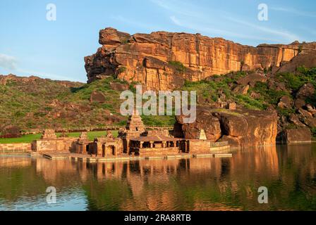 Tempio Bhutanatha e lago Agastya tirtha a Badami, karnataka, India meridionale, India, Asia Foto Stock