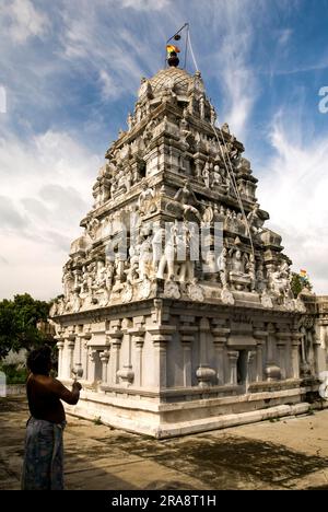 Torre Gopuram nel Tempio Jain di Adinath nel villaggio di Vidur vicino a Tindivanam, Tamil Nadu, India meridionale, India, Asia Foto Stock