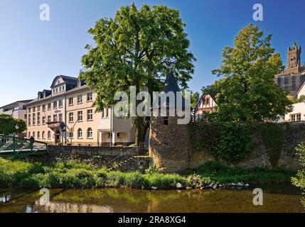 Il fiume Lahn con il municipio, la Dill Tower e la Wilhelm Tower, Dillenburg, Assia, Germania Foto Stock