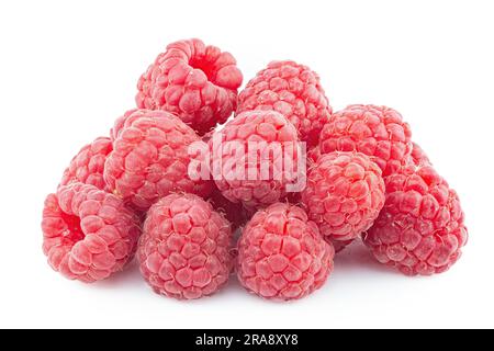 Mazzo di frutti di lampone isolato su sfondo bianco da vicino. Il file contiene il percorso di ritaglio. Profondità di campo completa. Foto Stock