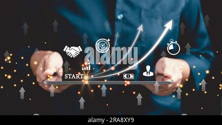 Concetto di avvio con Icon business e connessione di rete su una moderna interfaccia virtuale da tablet digitale. Le persone toccano il tablet. In via di sviluppo Foto Stock