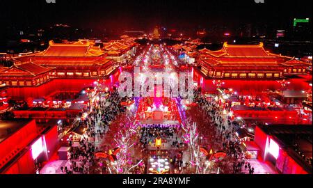 Pechino, Cina. 28 gennaio 2023. Questa foto aerea scattata il 28 gennaio 2023 mostra una vista notturna dell'area panoramica di Datang Everbright City a Xi'an, nella provincia dello Shaanxi della Cina nord-occidentale. Crediti: Liu Xiao/Xinhua/Alamy Live News Foto Stock