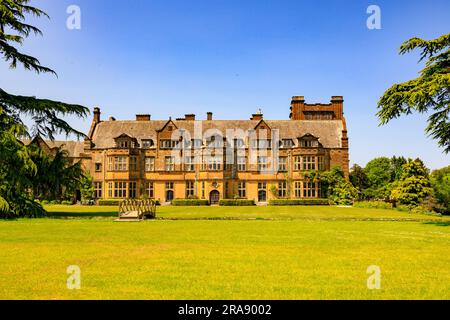 L'architettura Arts & Crafts della casa principale a Minterne House Gardens, Dorset, Inghilterra, Regno Unito Foto Stock