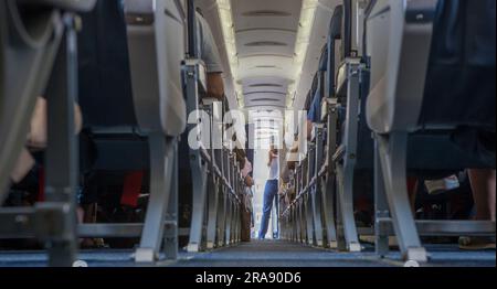 Corridoio aereo di linea passeggeri di classe normale. Vista del suolo Foto Stock