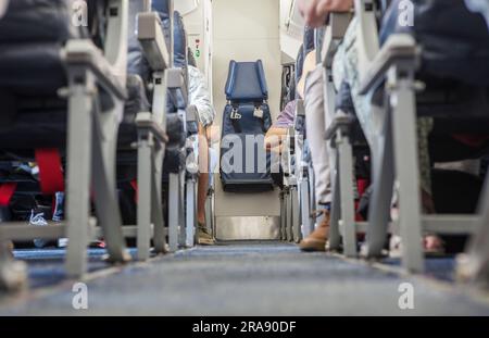 Corridoio aereo di linea passeggeri di classe normale. Sedile di stess posteriore Foto Stock