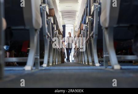 Corridoio aereo di linea passeggeri di classe normale. Vista del suolo Foto Stock