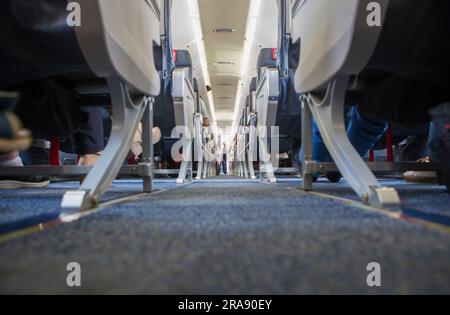 Corridoio aereo di linea passeggeri di classe normale. Vista del suolo Foto Stock