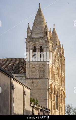 Vista laterale della cattedrale di Angouleme, stile romanico del XII secolo con una facciata scolpita Foto Stock