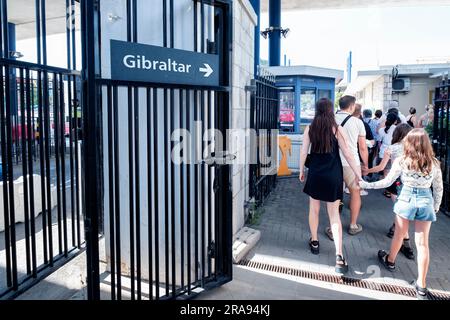 Persone a piedi che camminano verso la Spagna, al confine di Gibilterra, controllo passaporti che si avvicinano dal lato spagnolo del confine. Foto Stock