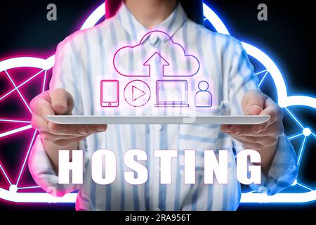 Hosting Web. Donna che tiene un tablet, primo piano. Cloud digitale con freccia e icone sul gadget Foto Stock