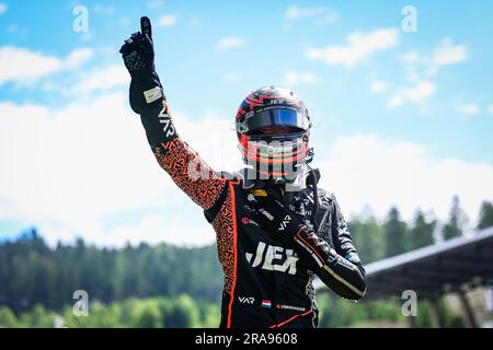 Spielberg, Autriche. 2 luglio 2023. VERSCHOOR Richard (nld), Van Amersfoort Racing, Dallara F2, dedica la sua vittoria in gara a Dilano va't Hoff durante il 7° round del Campionato FIA di Formula 2 2023 dal 30 giugno al 2 luglio 2023 sul Red Bull Ring, a Spielberg, Austria - foto Florent Gooden/DPPI Credit: DPPI Media/Alamy Live News Foto Stock