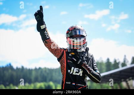 Spielberg, Autriche. 2 luglio 2023. VERSCHOOR Richard (nld), Van Amersfoort Racing, Dallara F2, dedica la sua vittoria in gara a Dilano va't Hoff durante il 7° round del Campionato FIA di Formula 2 2023 dal 30 giugno al 2 luglio 2023 sul Red Bull Ring, a Spielberg, Austria - foto Florent Gooden/DPPI Credit: DPPI Media/Alamy Live News Foto Stock