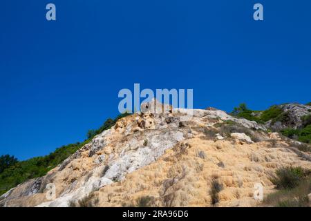 Pittoresca cornice collinare che esalta il fascino naturale delle Terme di bagno Vignoni Foto Stock