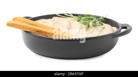 Delizioso hummus con bastoncini grissini su sfondo bianco Foto Stock