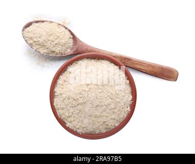 Recipiente e cucchiaio con scaglie di lievito del produttore di birra isolate su una vista bianca dall'alto Foto Stock