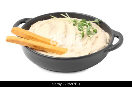 Delizioso hummus con bastoncini grissini su sfondo bianco Foto Stock