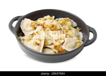 Gnocchi cotti (varenyky) con saporito ripieno e cipolle fritte su fondo bianco Foto Stock