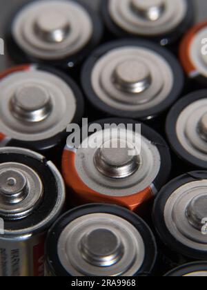 Primo piano di pile di pile alcaline usate. Primo piano righe colorate di selezione di batterie AA energia sfondo astratto di batterie colorate. Alka Foto Stock