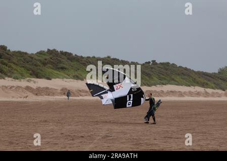 Un kite Surfer con il loro aquilone Uphill, vicino a Weston Super Mare Foto Stock