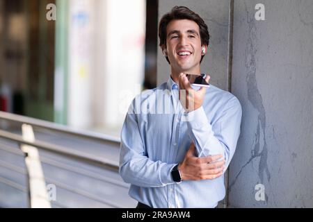 Registrazione positiva del messaggio vocale da parte dei dipendenti sullo smartphone durante la pausa Foto Stock