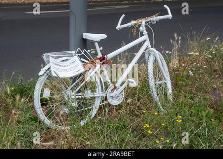 Ghost bike all'angolo di una strada a Colonia, dove un ciclista di 88 anni ha subito ferite mortali in un incidente stradale il 22.09.2022 e è morto Foto Stock