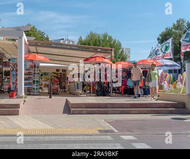 Cala Millor, Spagna; 17 giugno 2023: Supermercato e negozio di souvenir della società Spar, nella località turistica di Maiorca a Cala Millor, Spagna Foto Stock