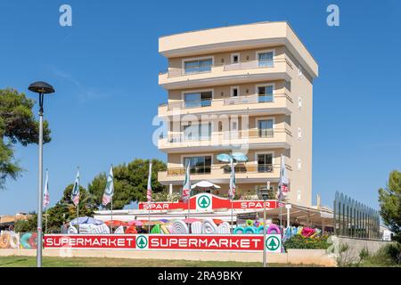 Cala Millor, Spagna; 17 giugno 2023: Supermercato e negozio di souvenir della società Spar, nella località turistica di Maiorca a Cala Millor, Spagna Foto Stock