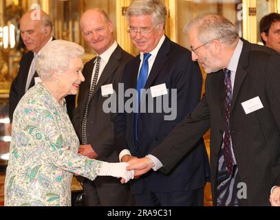 Foto del file datata 23/07/13 della regina Elisabetta II incontra Sir Bob Kerslake del Comitato consultivo dei primi Ministri in un ricevimento per i vincitori del Queens Award for Enterprise 2013 a Buckingham Palace a Londra. Kerslake, 68 anni, è morto sabato dopo "una breve battaglia contro il cancro”, la sorella "devastata”, Ros Kerslake, ha dichiarato in un post sui social media domenica mattina. Data di emissione: Domenica 2 luglio 2023. Foto Stock