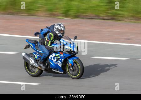 Team SUZUKI ECSTAR: Viaggia a velocità sostenuta sull'autostrada M6 a Greater Manchester, Regno Unito Foto Stock