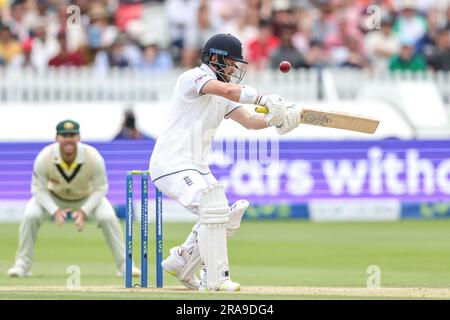 Ben Duckett d'Inghilterra un'altalena e un salto durante la LV= Insurance Ashes test Series secondo test Day 5 Inghilterra contro Australia al Lords, Londra, Regno Unito, 2 luglio 2023 (foto di Mark Cosgrove/News Images) Foto Stock