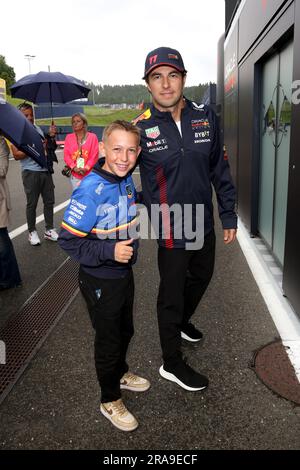 SPIELBERG, Austria. 1 luglio 2023. Sergio PEREZ Mendoza, mex, Oracle Red Bull Racing con Niklas SCHAUFLER, F1 al Red Bull Ring, Oesterreich Ring, Formula uno, Gran Premio d'AUSTRIA, Grosser Preis von OESTERREICH, GP d'Autriche, Motorsport, Formel1, immagine responsabile della tassa, Copyright © Andy KNOTH/ATP Images (KNOTH Andy/ATP/SPP) credito: SPP Sport Press Photo. /Alamy Live News Foto Stock