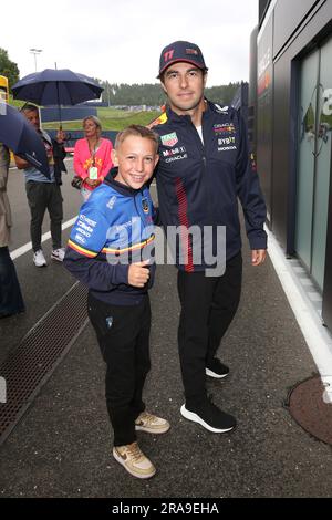 SPIELBERG, Austria. 1 luglio 2023. Sergio PEREZ Mendoza, mex, Oracle Red Bull Racing con Niklas SCHAUFLER, F1 al Red Bull Ring, Oesterreich Ring, Formula uno, Gran Premio d'AUSTRIA, Grosser Preis von OESTERREICH, GP d'Autriche, Motorsport, Formel1, immagine responsabile della tassa, Copyright © Andy KNOTH/ATP Images (KNOTH Andy/ATP/SPP) credito: SPP Sport Press Photo. /Alamy Live News Foto Stock