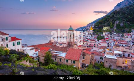 Amalfi, Italia. Immagine del paesaggio urbano della famosa città costiera di Amalfi, situata sulla Costiera Amalfitana, Italia al tramonto. Foto Stock