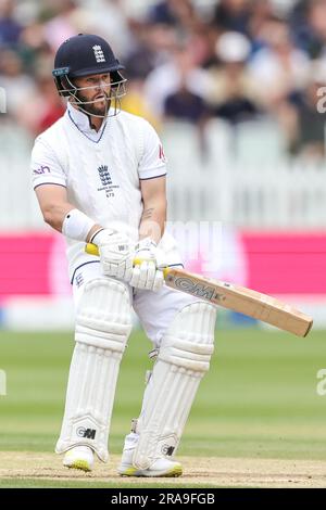 Ben Duckett, in Inghilterra, guarda Alex Carey dell'Australia dopo un colpo di scena e una mancanza durante la LV= Insurance Ashes test Series secondo test Day 5 Inghilterra contro Australia al Lords, Londra, Regno Unito, 2 luglio 2023 (foto di Mark Cosgrove/News Images) Foto Stock