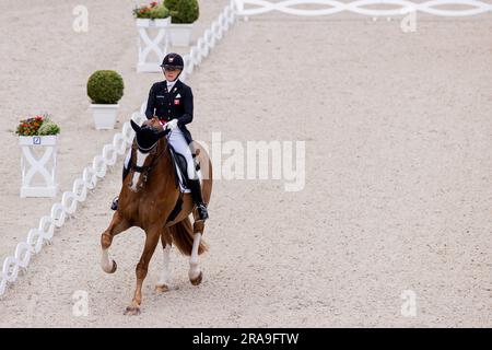 Aquisgrana, Germania. 2 luglio 2023. Sport equestre, dressage: CHIO, Dressage Grand Prix di Aquisgrana. La danese Nanna Skodborg Merrald cavalca il "Blue Hors Zepter". Crediti: Rolf Vennenbernd/dpa/Alamy Live News Foto Stock