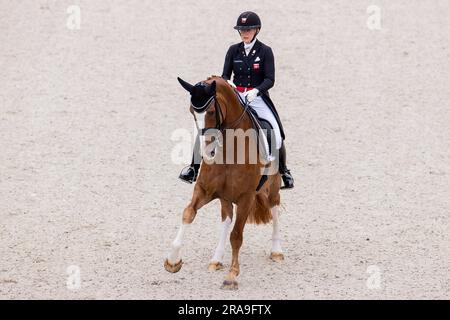 Aquisgrana, Germania. 2 luglio 2023. Sport equestre, dressage: CHIO, Dressage Grand Prix di Aquisgrana. La danese Nanna Skodborg Merrald cavalca il "Blue Hors Zepter". Crediti: Rolf Vennenbernd/dpa/Alamy Live News Foto Stock