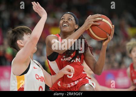 Sydney, Australia. 2 luglio 2023. Stephanie Mawuli (R) della squadra di pallacanestro femminile giapponese ha visto in azione durante la partita della FIBA Women's Asia Cup 2023 Division A tra Cina e Giappone al Quay Centre. Punteggio finale; Cina 73:71 Giappone. Credito: SOPA Images Limited/Alamy Live News Foto Stock