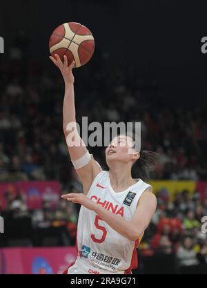 Sydney, Australia. 2 luglio 2023. Wang Siyu della squadra cinese di pallacanestro femminile ha visto in azione durante la FIBA Women's Asia Cup 2023 Division A match tra Cina e Giappone al Quay Centre. Punteggio finale; Cina 73:71 Giappone. Credito: SOPA Images Limited/Alamy Live News Foto Stock