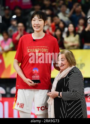 Sydney, Australia. 2 luglio 2023. Han Xu (L) della squadra di pallacanestro femminile cinese ha visto durante la FIBA Women's Asia Cup 2023 Division Una partita tra Cina e Giappone al Quay Centre. Punteggio finale; Cina 73:71 Giappone. Credito: SOPA Images Limited/Alamy Live News Foto Stock